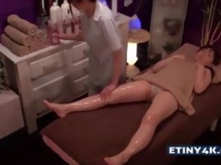 Zwei heiß asiatisch mädchen bei massage studio