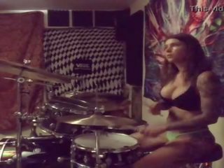 Felicity feline drums w jej undies w dom