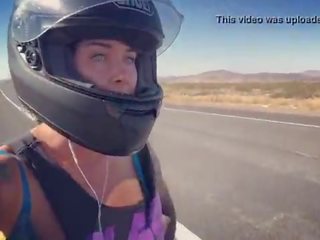 Felicity feline motorcycle femme fatale ujeżdżanie aprilia w stanik